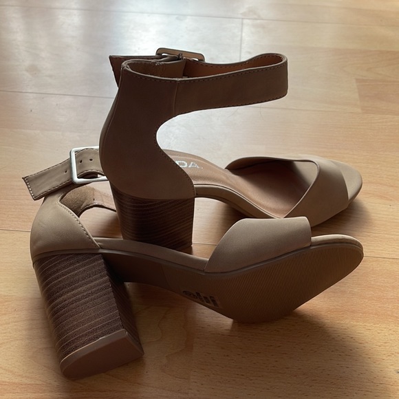 Never worn block heels - Picture 4 of 4